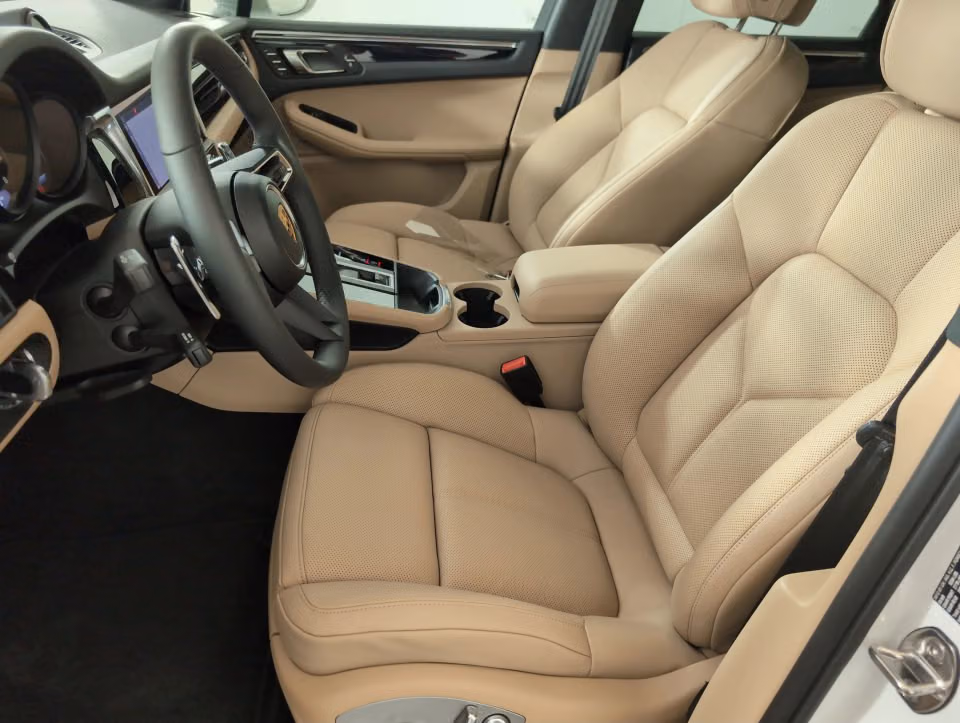 2025 Porsche Macan T - Photo 35