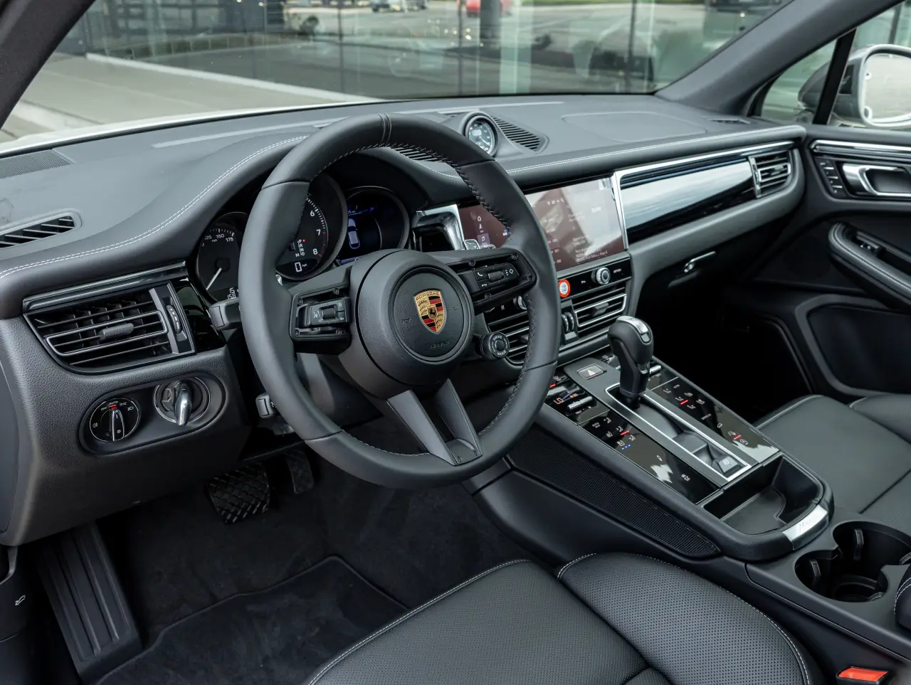 2026 Porsche Macan T - Photo 32