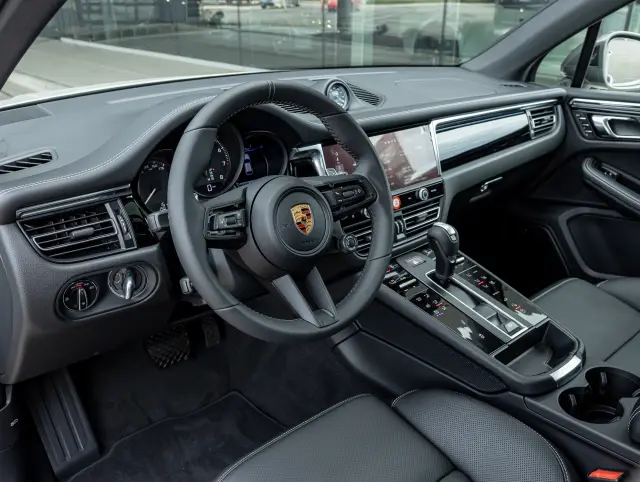 2026 Porsche Macan T - Photo 30