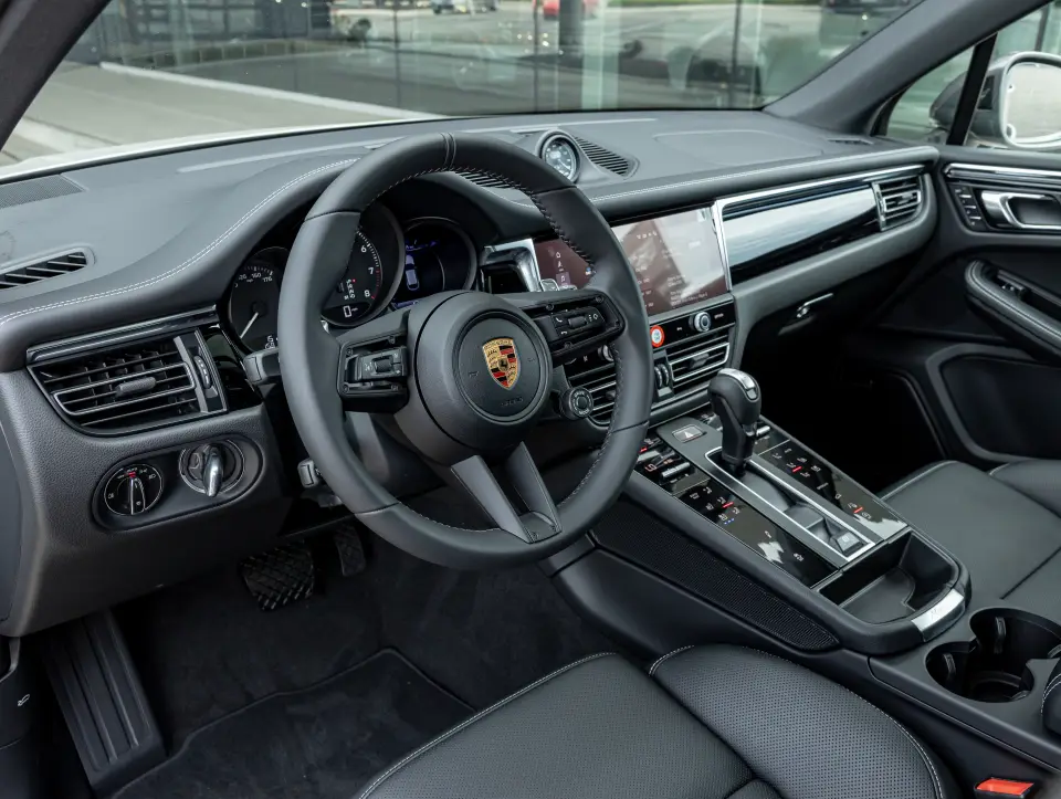 2026 Porsche Macan T - Photo 31