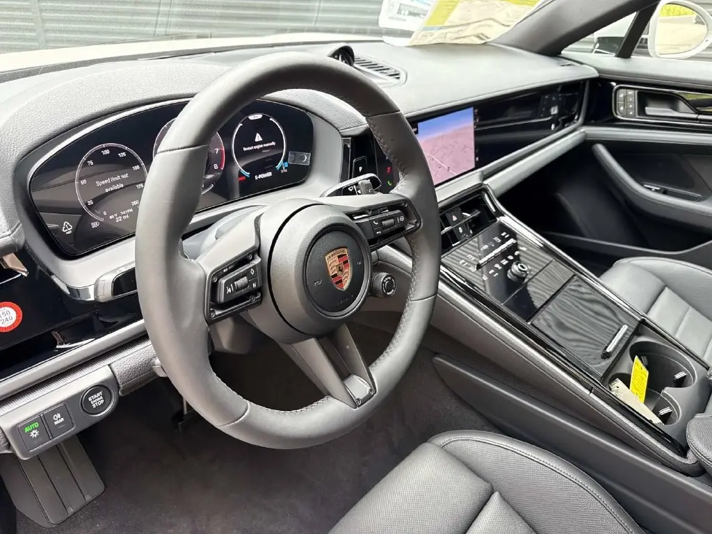2025 Porsche Panamera 4 E-Hybrid - Photo 32