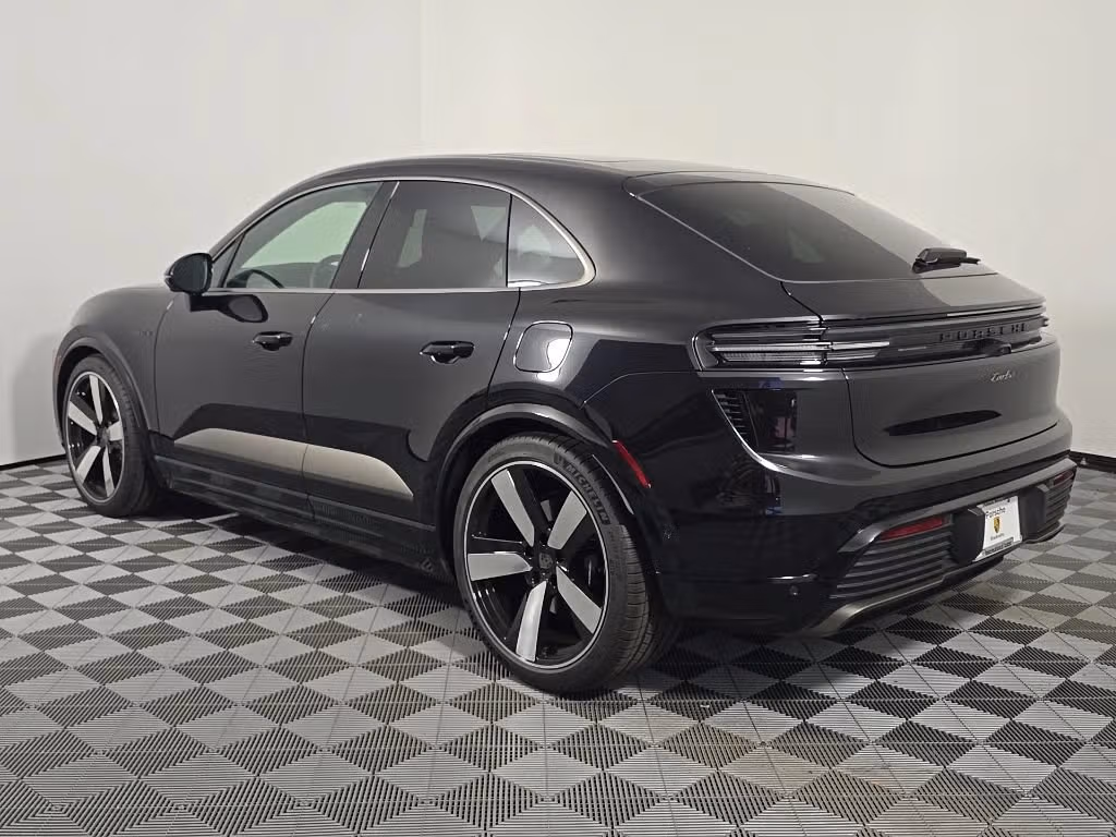 2025 Porsche Macan Turbo Electric - Photo 20