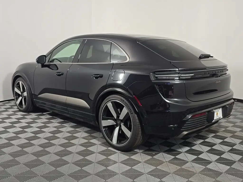 2025 Porsche Macan Turbo Electric - Photo 24