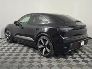 2025 Porsche Macan Turbo Electric - Photo 21
