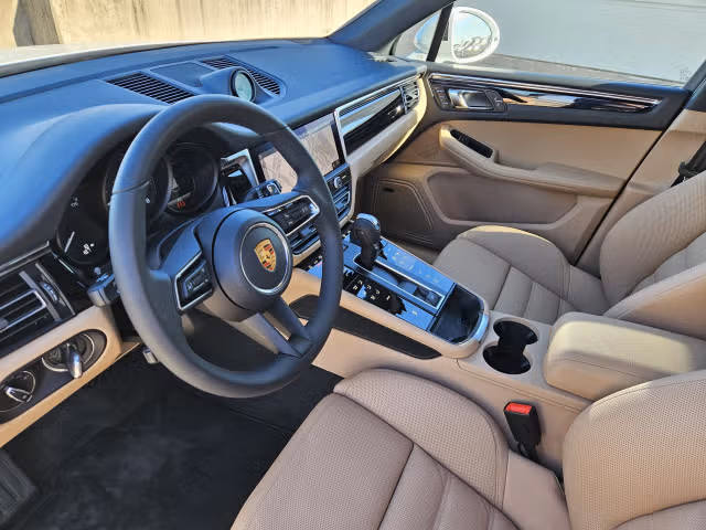 2026 Porsche Macan T - Photo 26