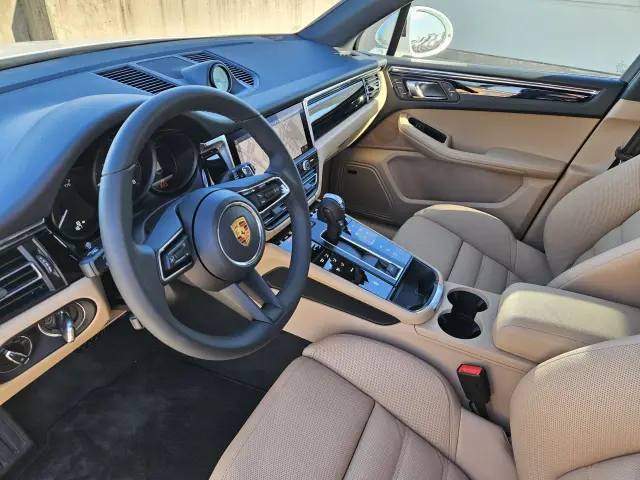 2026 Porsche Macan T - Photo 30