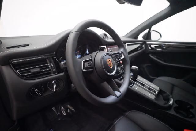 2026 Porsche Macan T - Photo 34