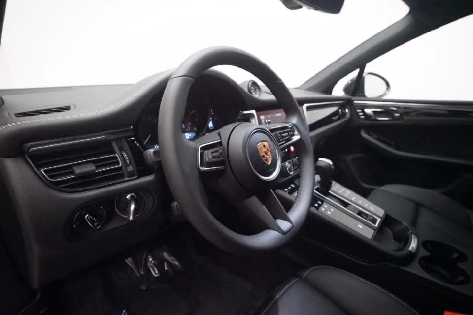 2026 Porsche Macan T - Photo 35