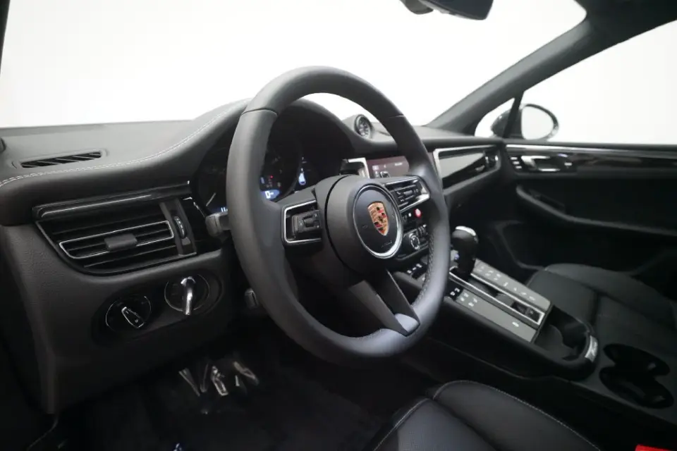 2026 Porsche Macan T - Photo 39