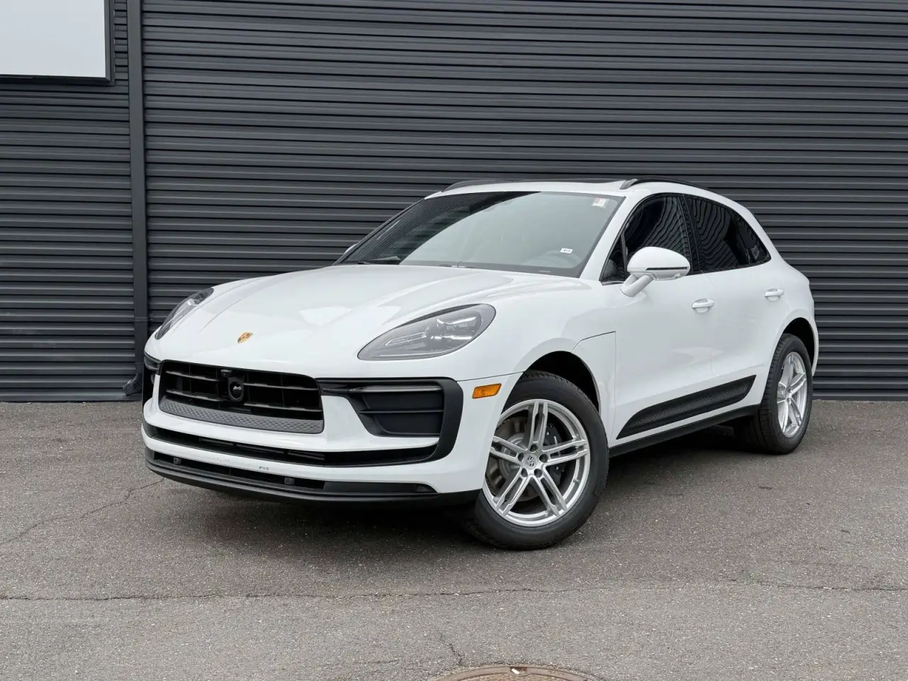 2026 Porsche Macan T - Photo 8