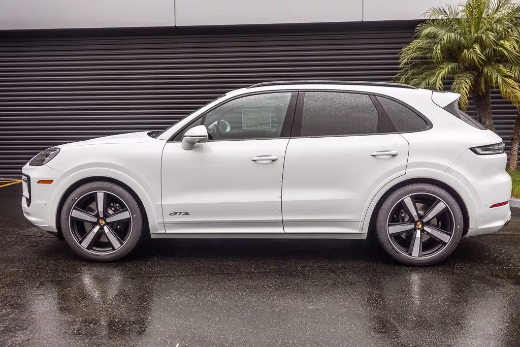 2026 Porsche Cayenne GTS - Photo 12