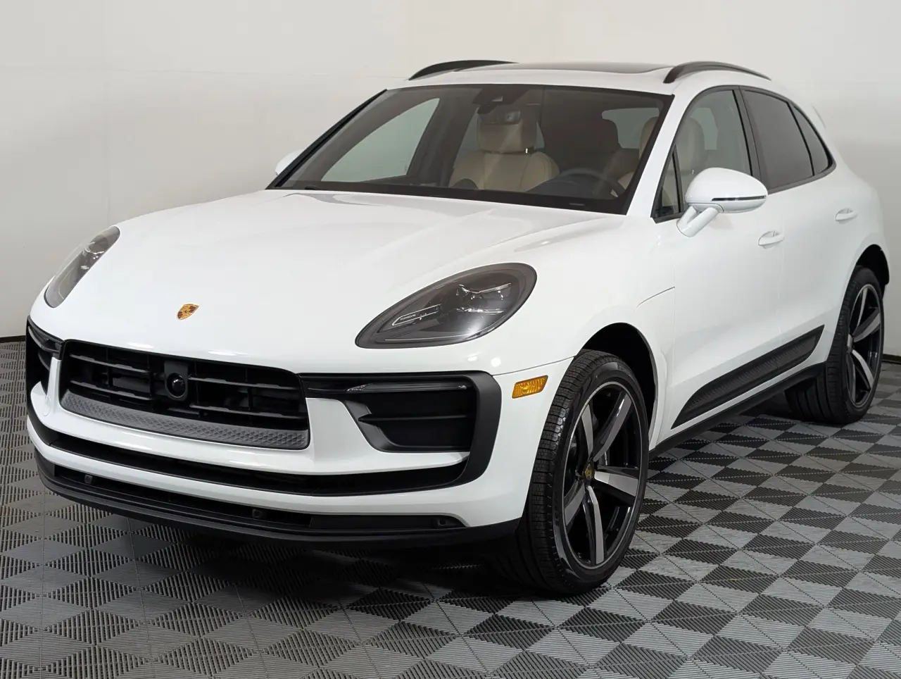2026 Porsche Macan T - Photo 8