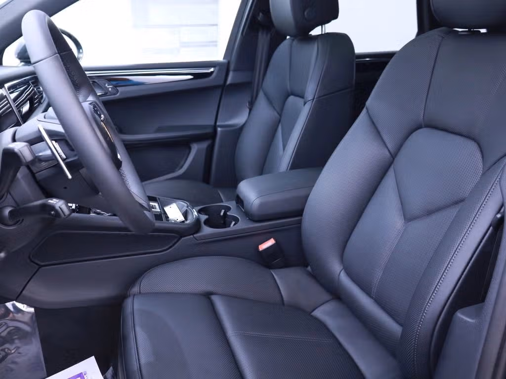 2025 Porsche Macan - Photo 36