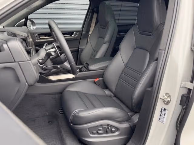 2025 Porsche Cayenne Turbo E-Hybrid - Photo 36