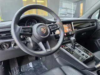 2025 Porsche Macan T - Photo 29