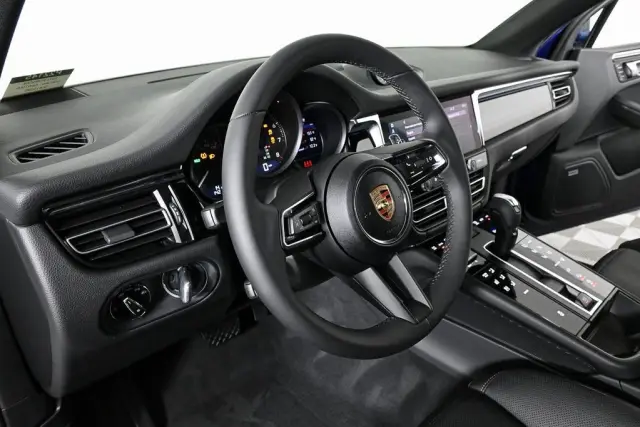 2025 Porsche Macan - Photo 30