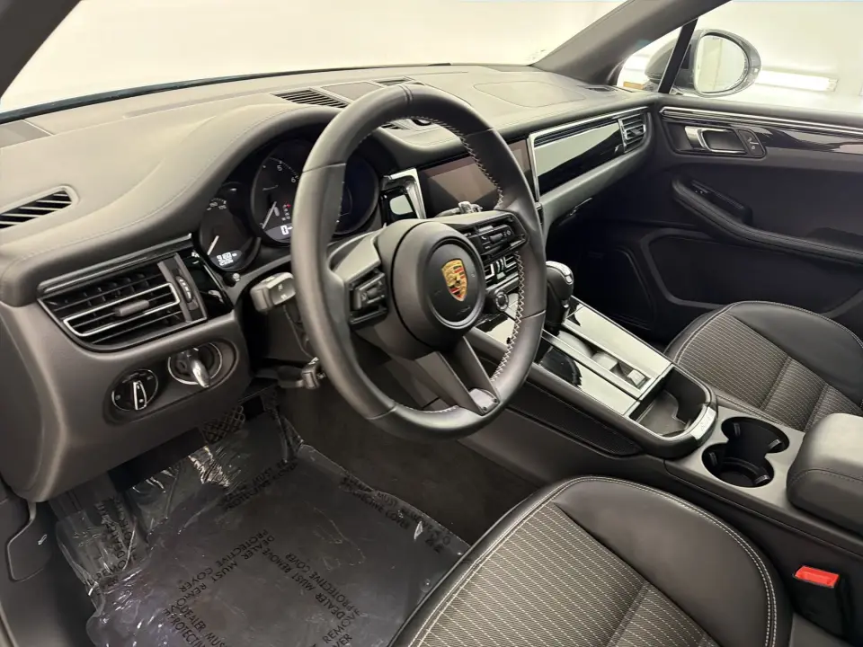 2025 Porsche Macan T - Photo 31