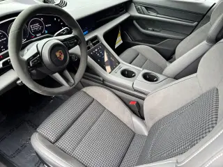 2026 Porsche Taycan GTS - Photo 29