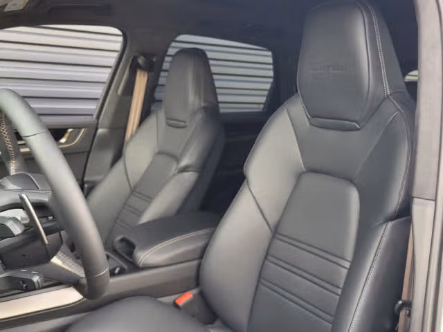 2025 Porsche Cayenne Turbo E-Hybrid - Photo 34