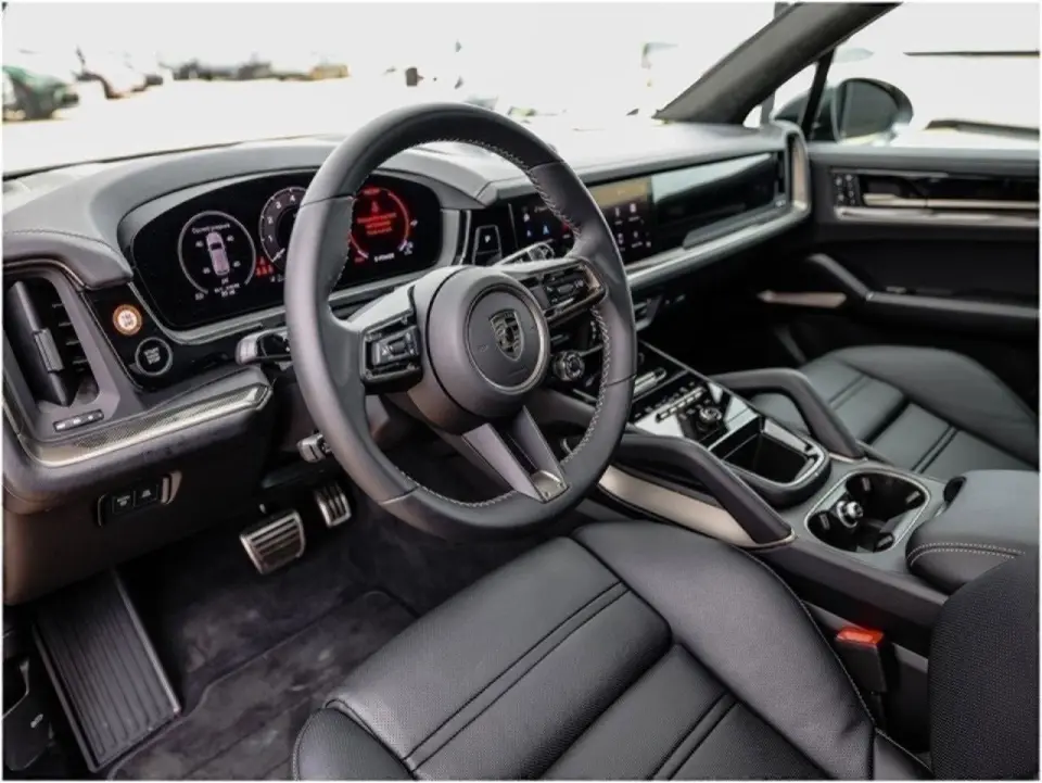 2025 Porsche Cayenne Turbo E-Hybrid - Photo 31