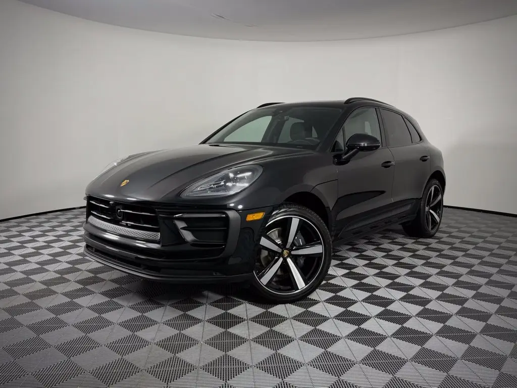 2026 Porsche Macan T - Photo 8