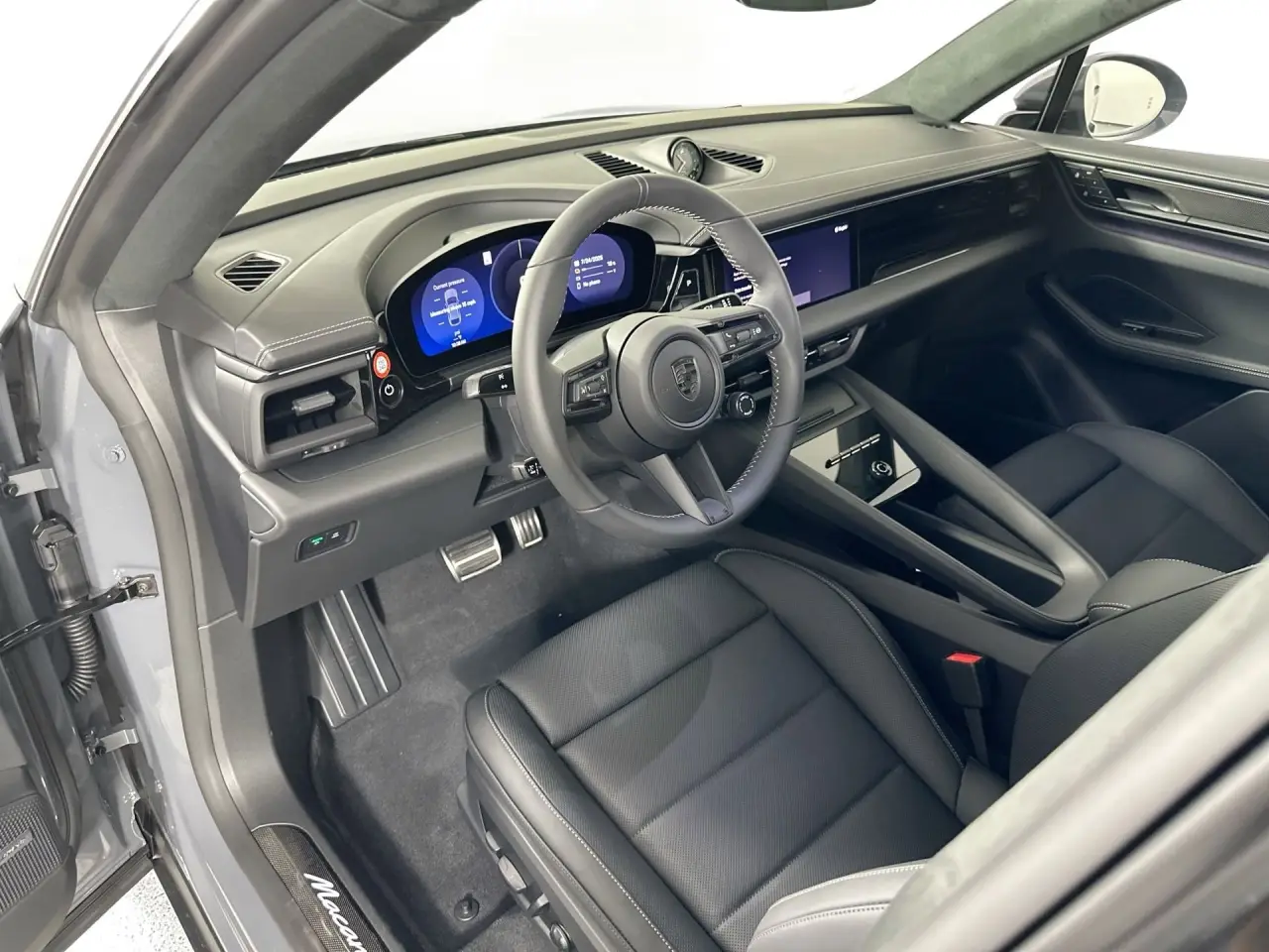 2025 Porsche Macan Turbo Electric - Photo 32