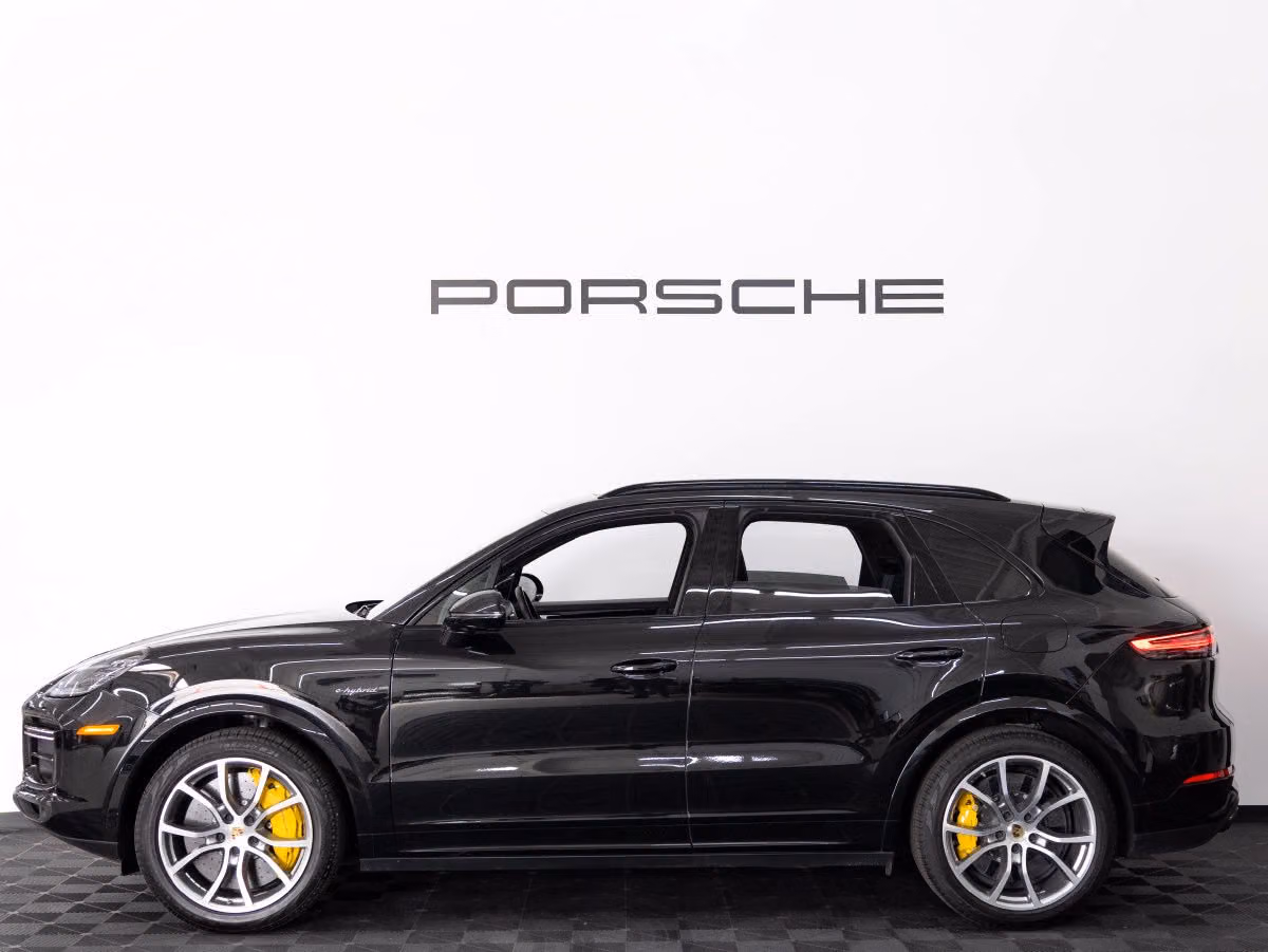 2023 Porsche Cayenne Turbo S E-Hybrid - Photo 12