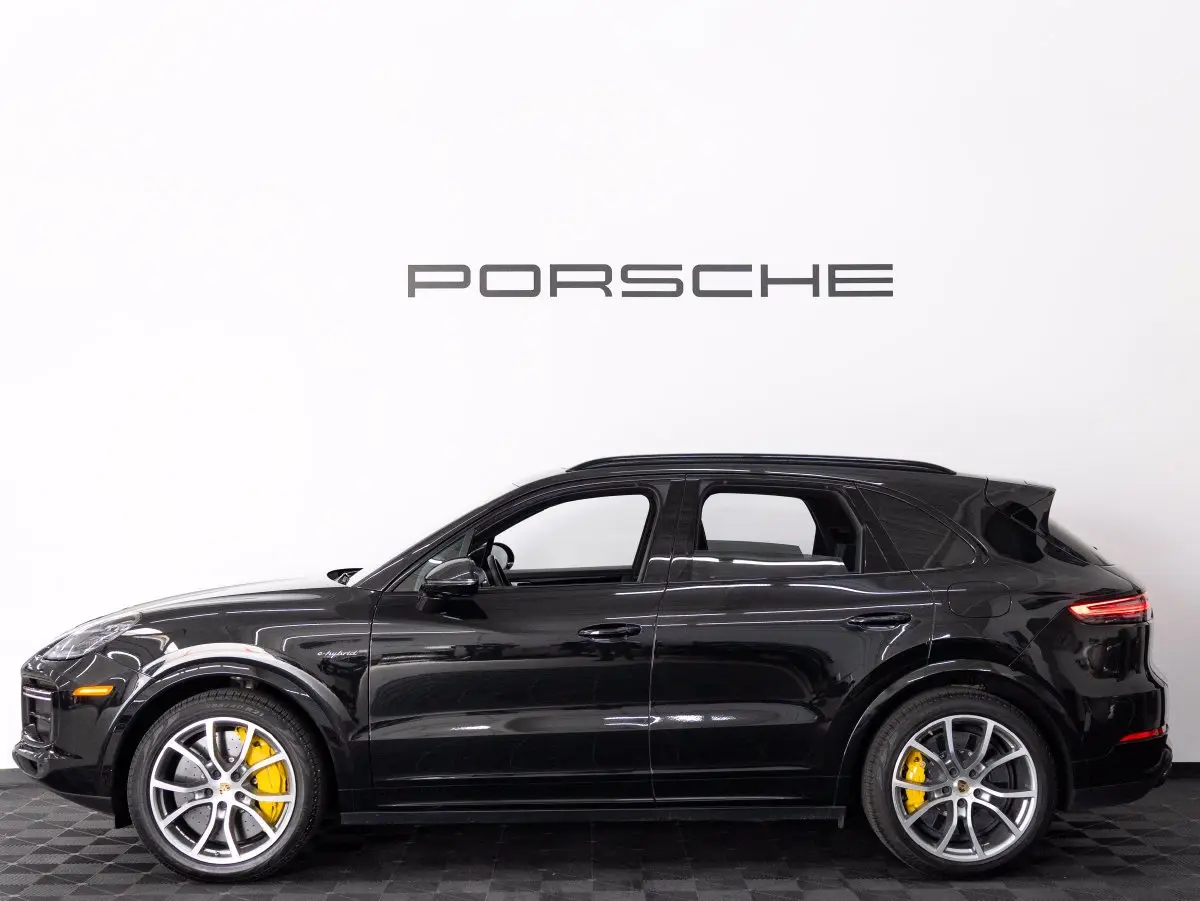2023 Porsche Cayenne Turbo S E-Hybrid - Photo 16