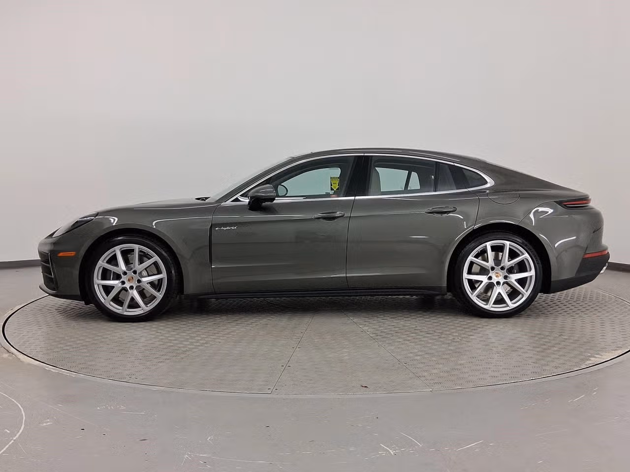 2026 Porsche Panamera 4 E-Hybrid - Photo 12