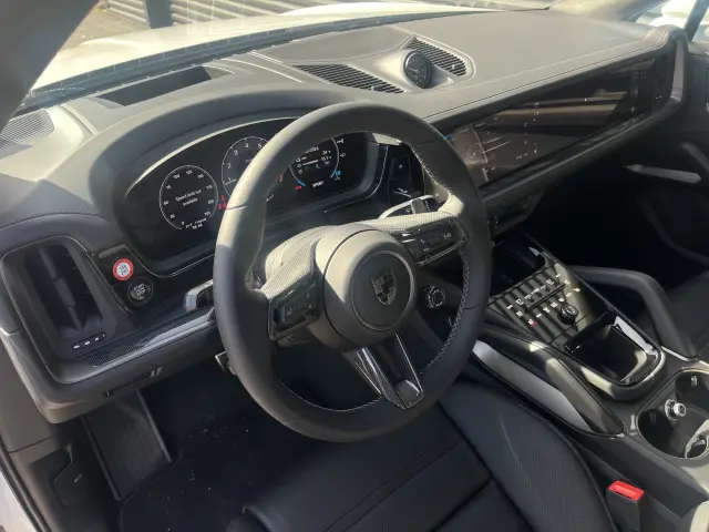 2025 Porsche Cayenne Coup Turbo E-Hybrid - Photo 30