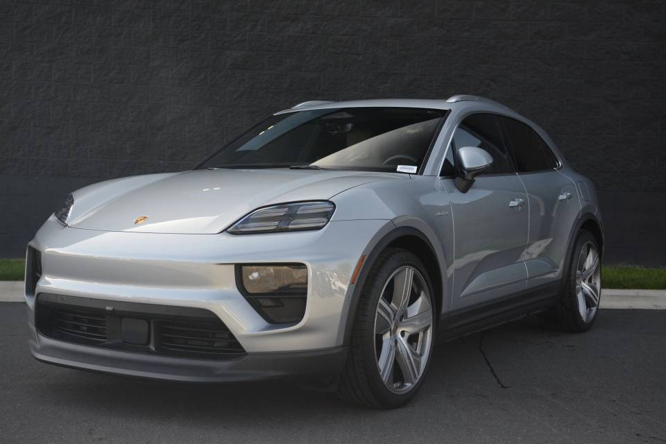 2025 Porsche Macan Base