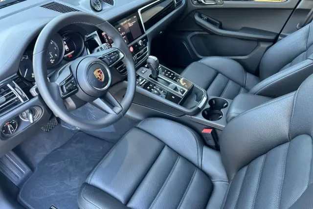 2026 Porsche Macan T - Photo 30