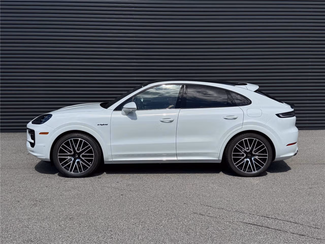 2025 Porsche Cayenne Coup Turbo E-Hybrid - Photo 12