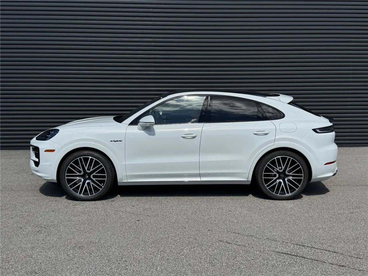 2025 Porsche Cayenne Coup Turbo E-Hybrid - Photo 16