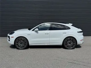 2025 Porsche Cayenne Coup Turbo E-Hybrid - Photo 13