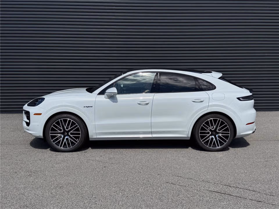 2025 Porsche Cayenne Coup Turbo E-Hybrid - Photo 11