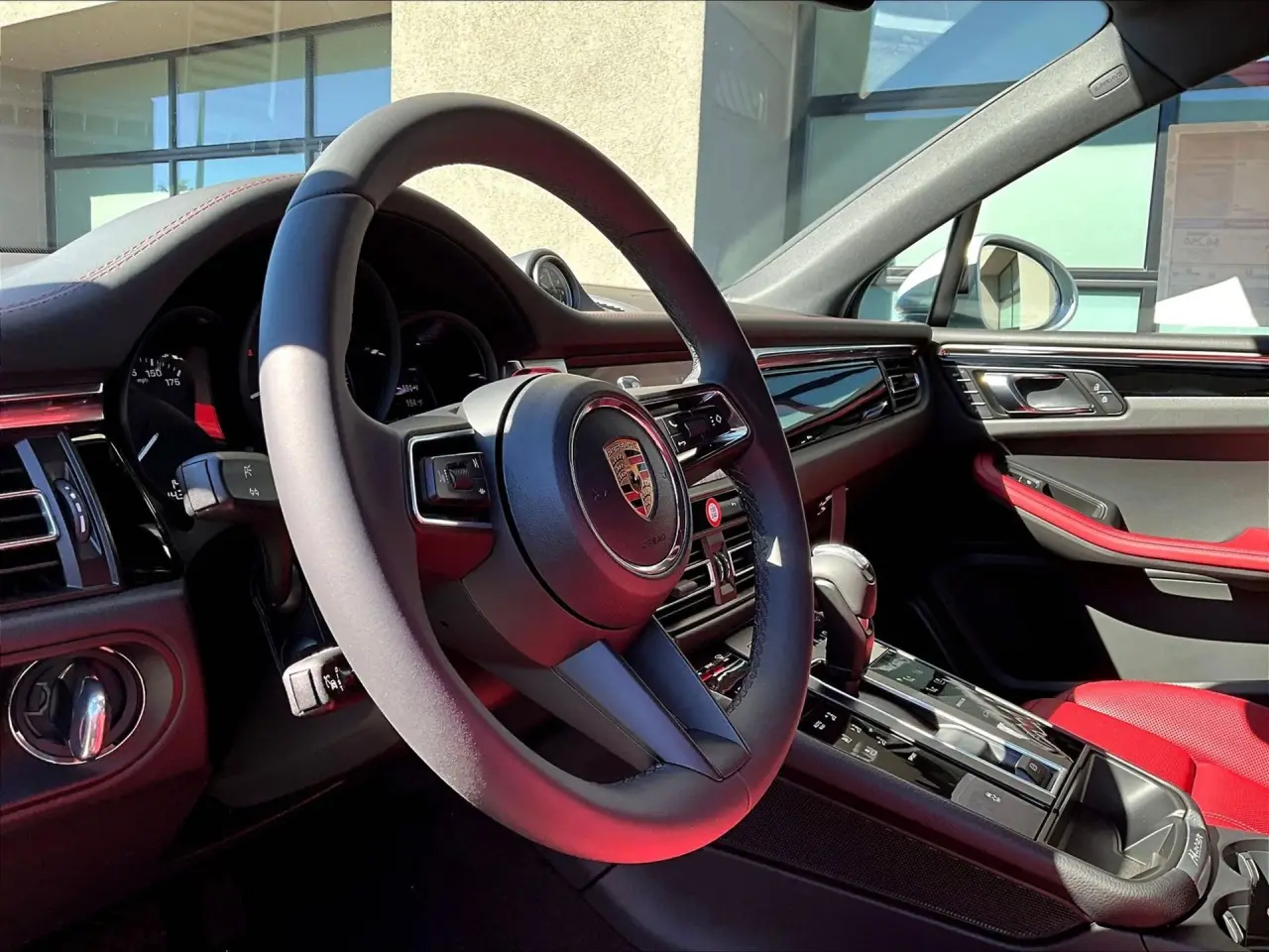 2026 Porsche Macan - Photo 32