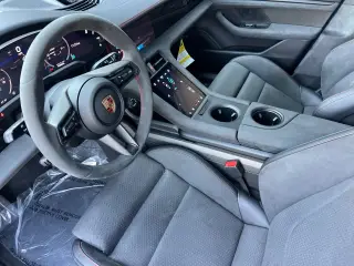2026 Porsche Taycan GTS - Photo 37