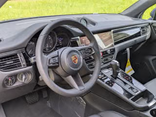 2026 Porsche Macan T - Photo 25