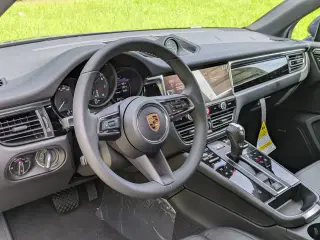 2026 Porsche Macan T - Photo 29