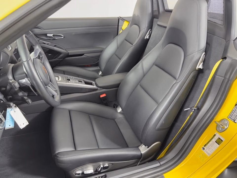 2025 Porsche 718 35