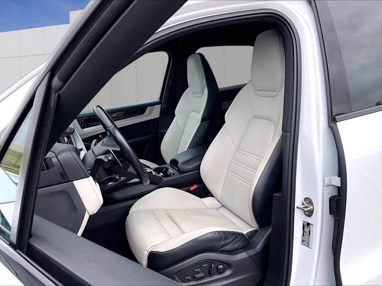 2024 Porsche Cayenne S - Photo 36