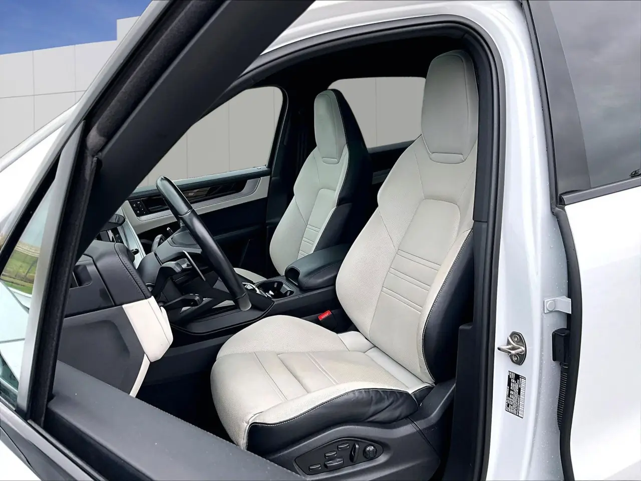 2024 Porsche Cayenne S - Photo 40
