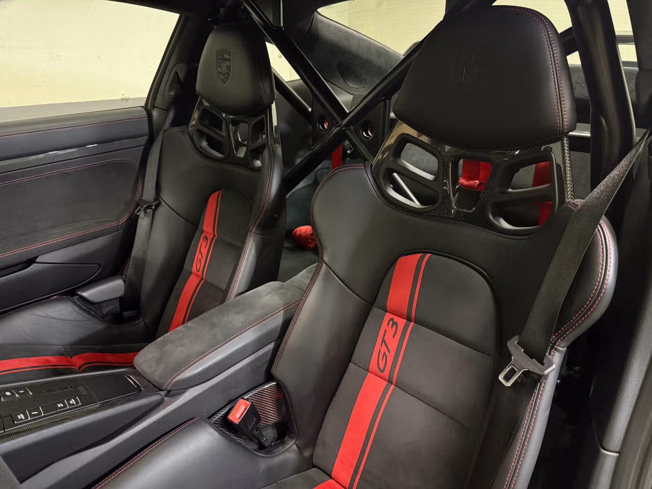 Visualizza 2018 Porsche 911 GT3, Interno, Interni in pelle nera, sedili pelle/Alcantara®, cuciture rosse, 5 nella galleria