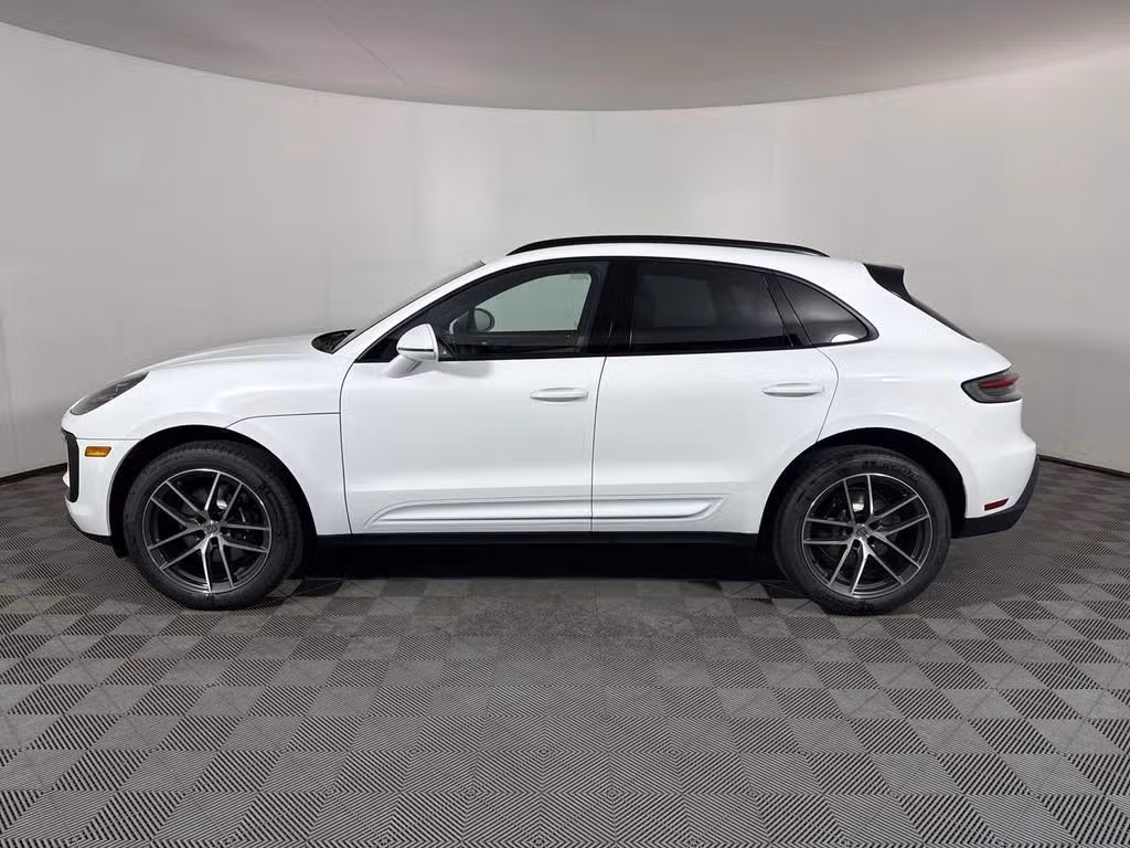 2025 Porsche Macan - Photo 12