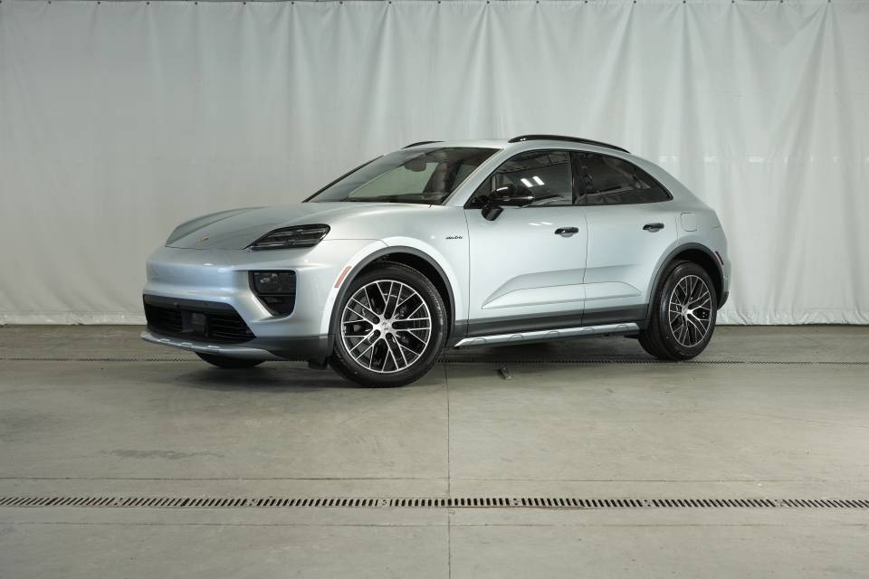 2025 Porsche Macan Base