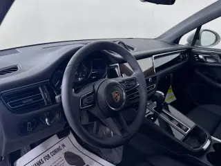 2025 Porsche Macan - Photo 29