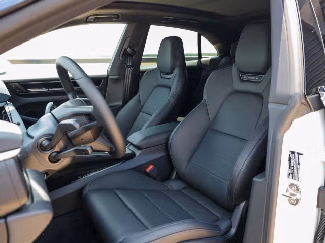 2025 Porsche Macan Base - Photo 34