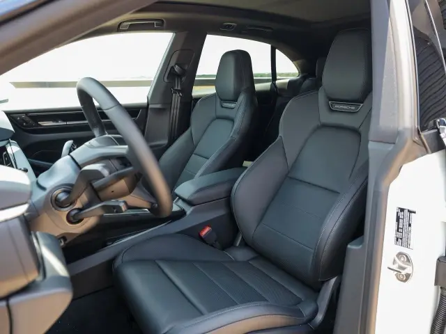 2025 Porsche Macan Base - Photo 38