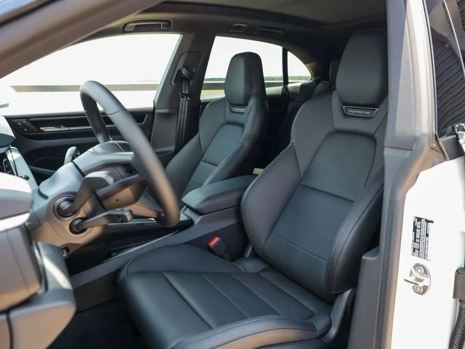 2025 Porsche Macan Base - Photo 39